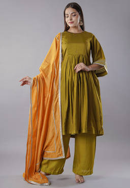 UTSAV FASHION - Green Three-Quarter Sleeves Kurta With Pant And Dupatta