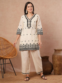 FASHOR - White Embroidered Kurta and Pant (Set of 2)