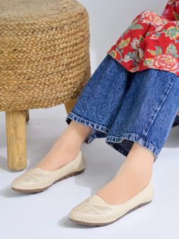 Shoetopia - Cream Casual Slip-On Ballerina