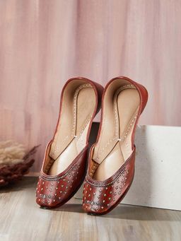 Fabindia - Brown Leather Embroidered Banakari Jutties