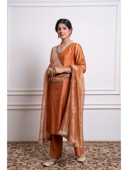 Vinusto - Chanderi Handloom Embroidered Straight Kurta with Pant and Dupatta (Set of 3)