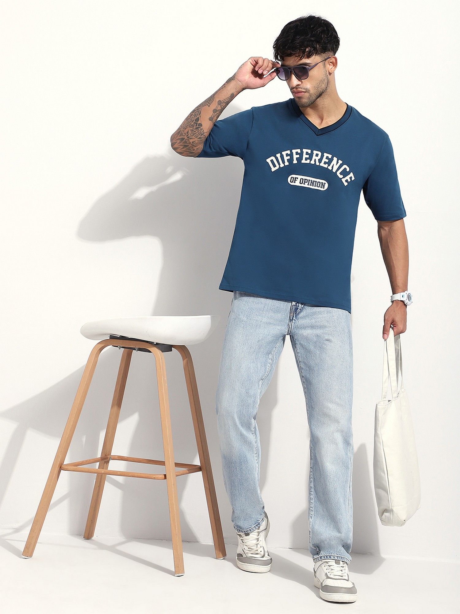 Men Oversized Applique V-Neck Blue T-Shirt