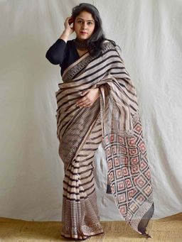Sundarii - Women's Beige Saumya Dhara Dabu Kota Doria Saree without Blouse