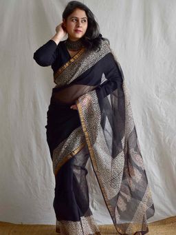 Sundarii - Women's Black Khwaab Dabu Kota Doria Saree without Blouse