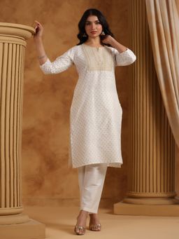 SPAN - White Straight Embroidered Round Neck Three Fourth Sleeves Kurta