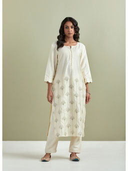 Priya Chaudhary - Chanderi Embroidered Off White Kurta with Pant (Set of 2)