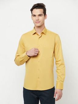 CRIMSOUNE CLUB - Men Yellow Solid Shirt