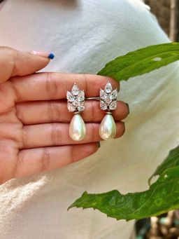 PRATA - Vision Pearl White Earrings