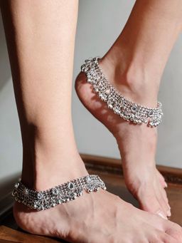 Azai by Nykaa Fashion - Silver Tone Anklets With Ghungroo