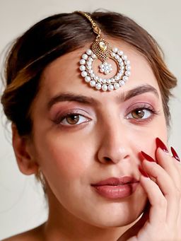 Azai by Nykaa Fashion - Ethnic Off-White & Gold Round Maang Tikka with Pearls
