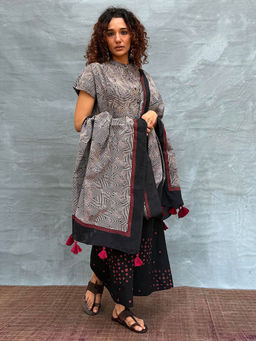 Chidiyaa - Grey Soil Winter's Veil Ed Cotton Dupatta