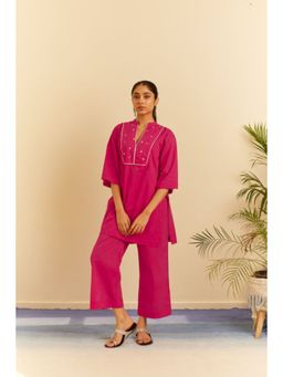 KAVANA - Women Embroidered Three Fourth Sleeves Rani Kurta with Pant