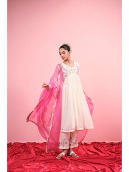 KAVANA - Women Embroidered White Chitra Chanderi Kurta with Pant