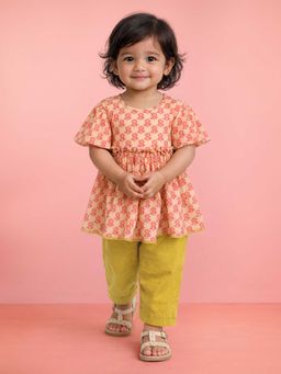 Vastramay - Girl's Peach Cotton Floral A-Line Kurta And Mustard Pant