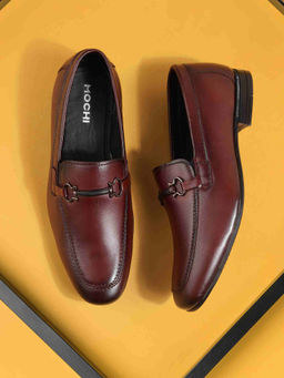 Mochi - Men Maroon Loafers