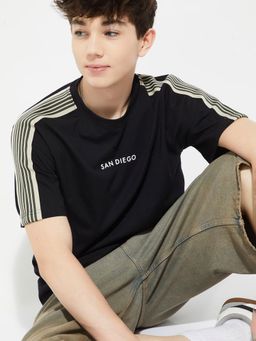 max - Men's Black Cotton Regular Fit Solid T-Shirt