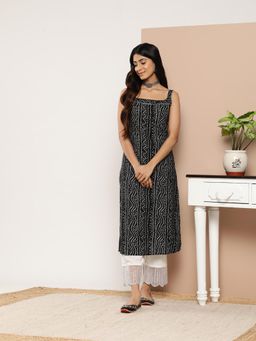 Varanga - Women Black Straight Sleeveless Kurta