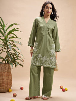 VISHUDH - Women Green Embroidered Straight Kurta