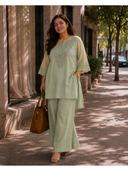 Green color option, Sold out, Currently selected