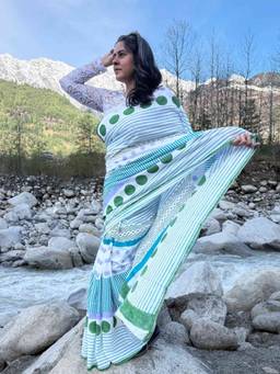 Sundarii - Aakashi Dabu Cotton White Saree with Unstitched Blouse