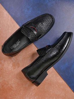 Cobblerz - Men Black Textured Loafers