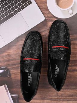 Cobblerz - Men Black Textured Loafers