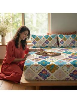 AURAVE - Multicolor Printed Cotton Blend King Fitted Bedsheet with 2 Pillow Covers