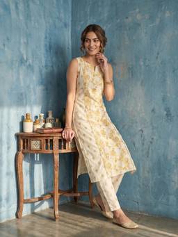 Ahalyaa - Women White Silk Blend Kurta and Pant