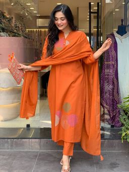 MEENA BAZAAR - Orange Geometric Thread Work Kurta with Pant and Dupatta