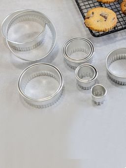 KitchenCraft - Fluted Round Pastry Cutters with Storage Tin For thinKitchen Metal Set of 11 Silver