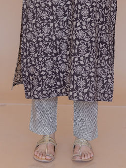 The Indian Ethnic Co. - Prita Off White Bagru Cotton Narrow Pant