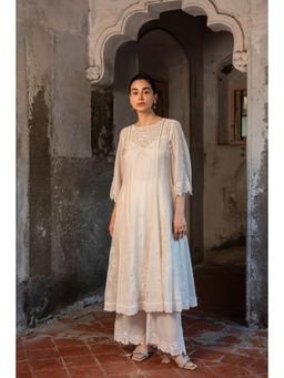 Sshilpa Samriya - A Chanderi Fabric Hand Embroidered Kurta with Pant and Inner (Set of 3)
