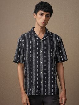 Mufti - Men Black Geometric Loose Fit Shirt