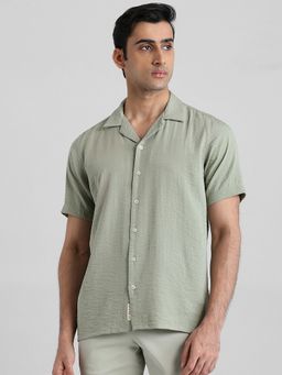Mufti - Men Green Solid Relaxed Fit Shirt