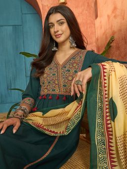 Stylum - Women's Green Solid Cotton Straight Kurta With Pant & Dupatta