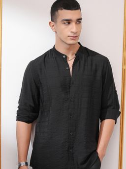 HIGHLANDER - Men Black Viscose Textured Regular Fit Shirt