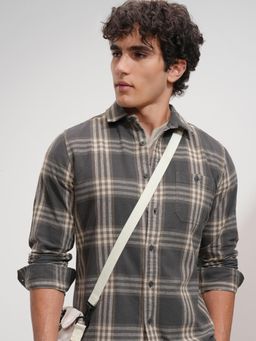 HIGHLANDER - Men Grey Cotton Checks Slim Fit Shirt