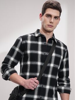 HIGHLANDER - Men Black Cotton Blend Checks Slim Fit Shirt