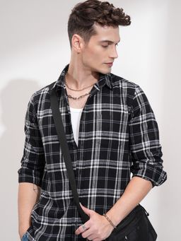 HIGHLANDER - Men Black Cotton Blend Checks Slim Fit Shirt