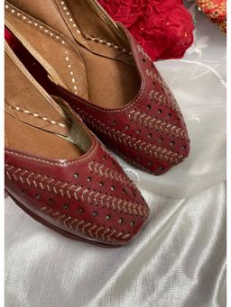 Desi Colour - Women Leather Zari Ethnic Juttis Maroon