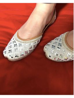 Desi Colour - White Mirror Work Juttis