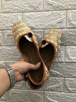 Desi Colour - Women Gold Embroidery Juttis