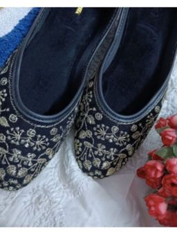 Desi Colour - Black Heavy Work Embroidery Juttis