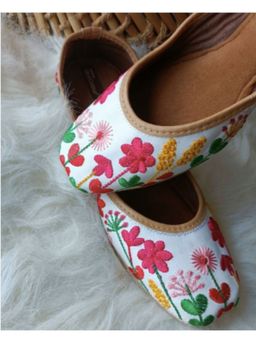 Desi Colour - White Forest Embroidery Juttis