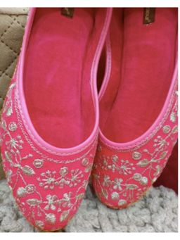 Desi Colour - Pink Heavy Work Embroidery Juttis