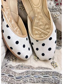 Desi Colour - White Polka Dot Lucky Juttis