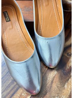 Desi Colour - Womens Glossy Silver Juttis
