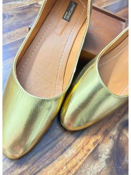 Desi Colour - Womens Glossy Gold Juttis