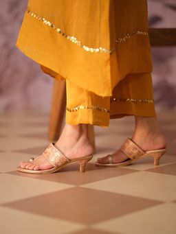 ERIDANI - Syna Rose gold Embroidered Kolhapuris