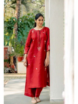 SIARA WOMEN - Red Linen Embroidered Kurta and Pant